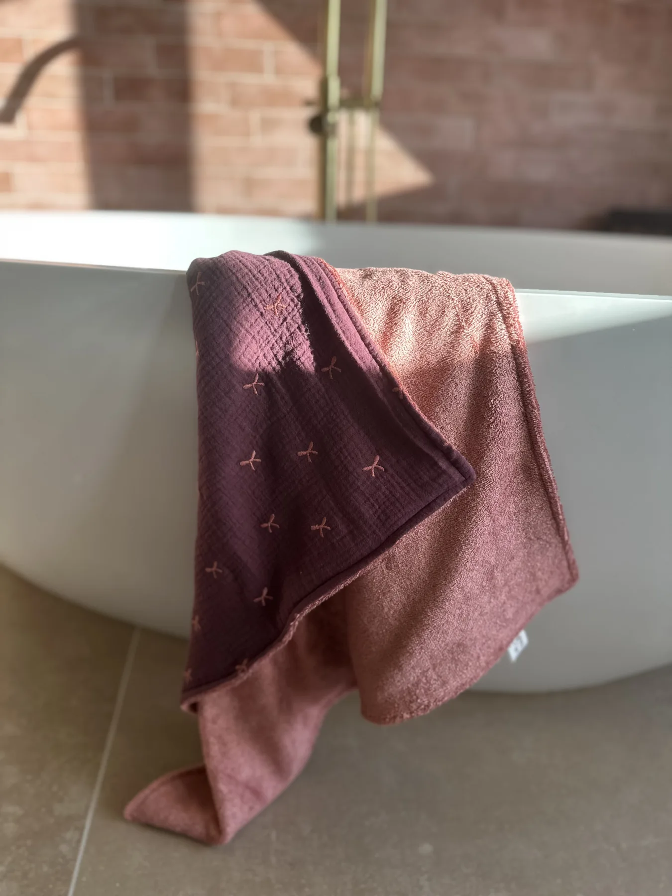 Badcape hydrofiel aubergine strik en oud roze bamboe badstof 