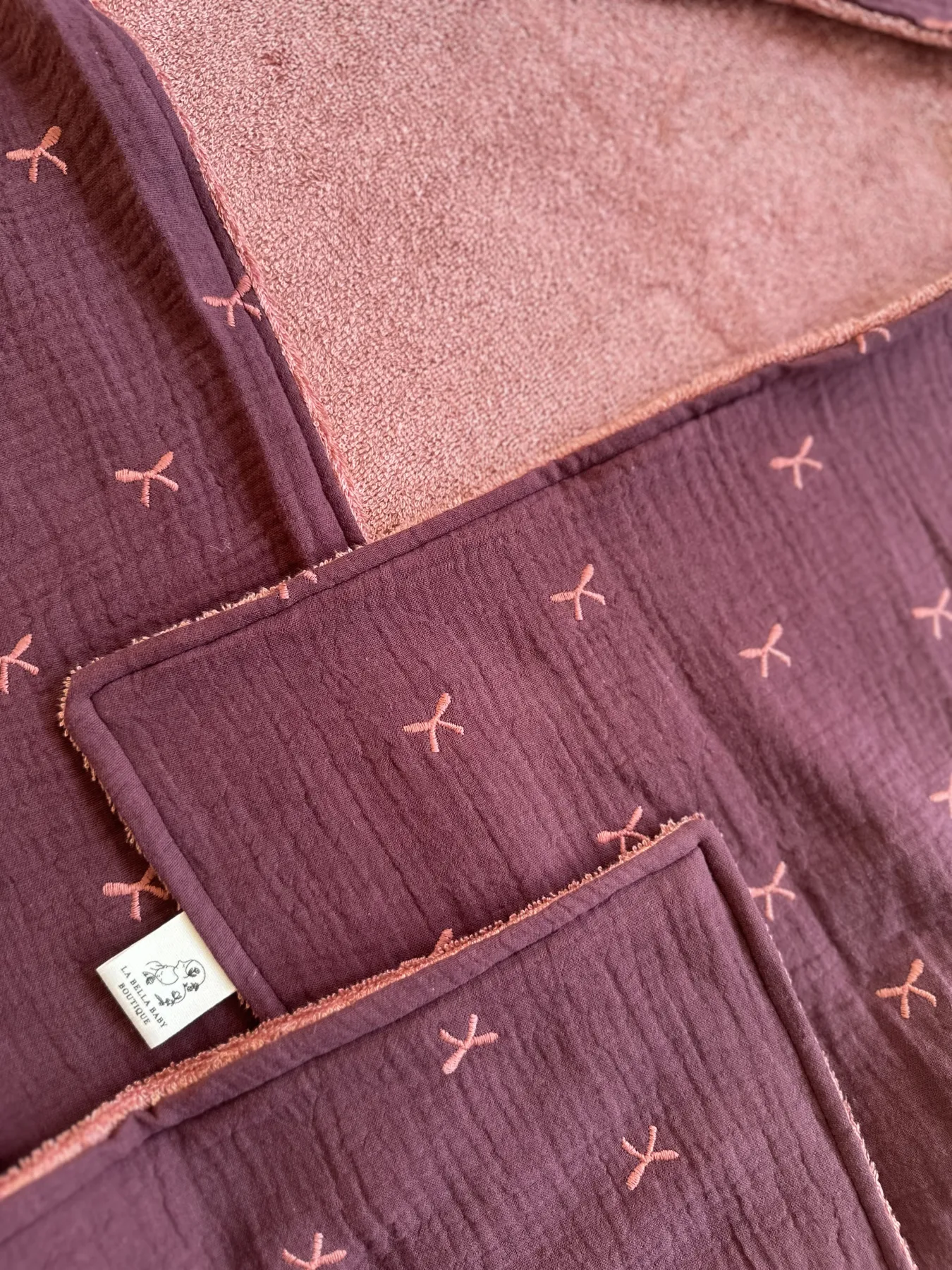 Badcape hydrofiel aubergine strik en oud roze bamboe badstof 