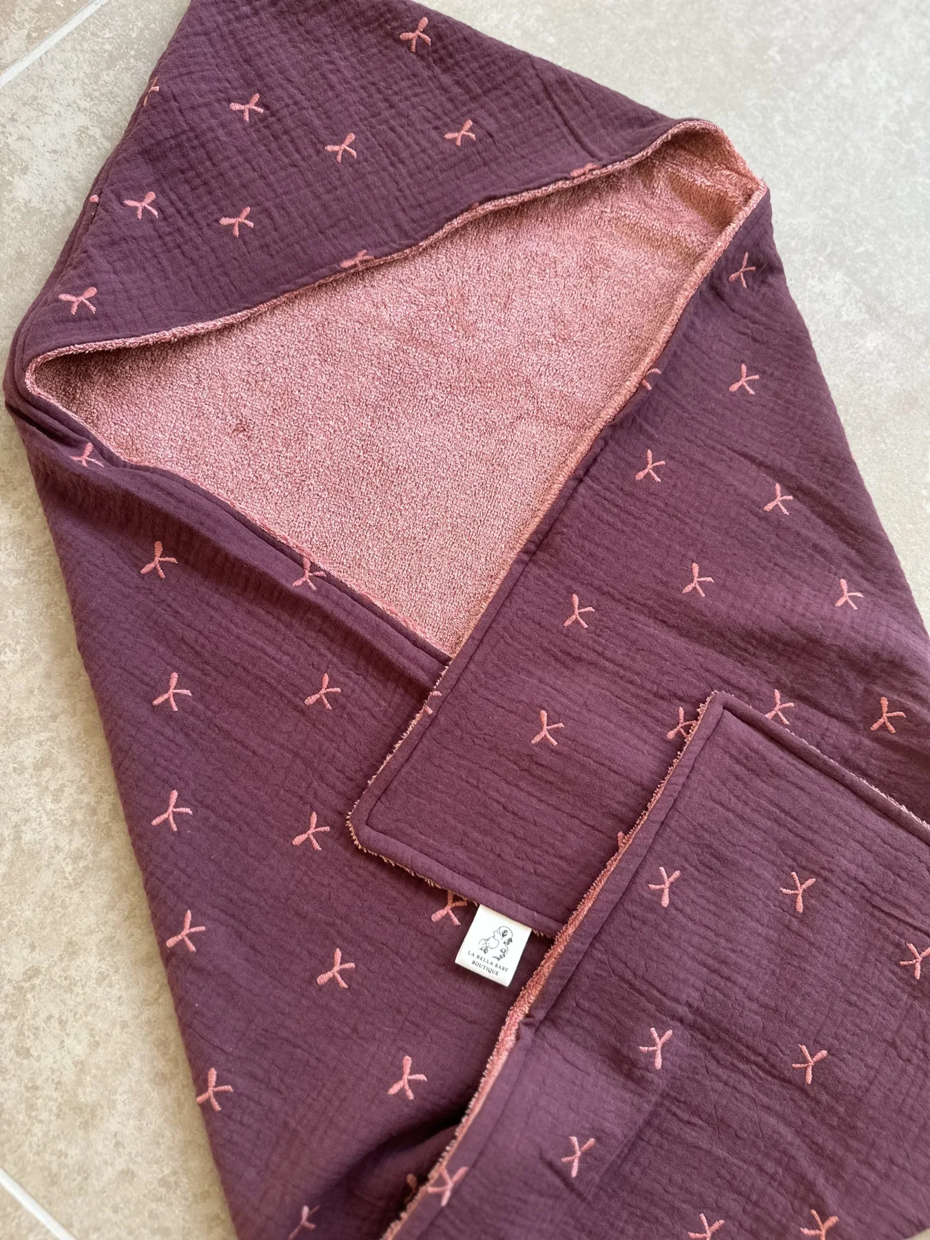 Badcape hydrofiel aubergine strik en oud roze bamboe badstof 